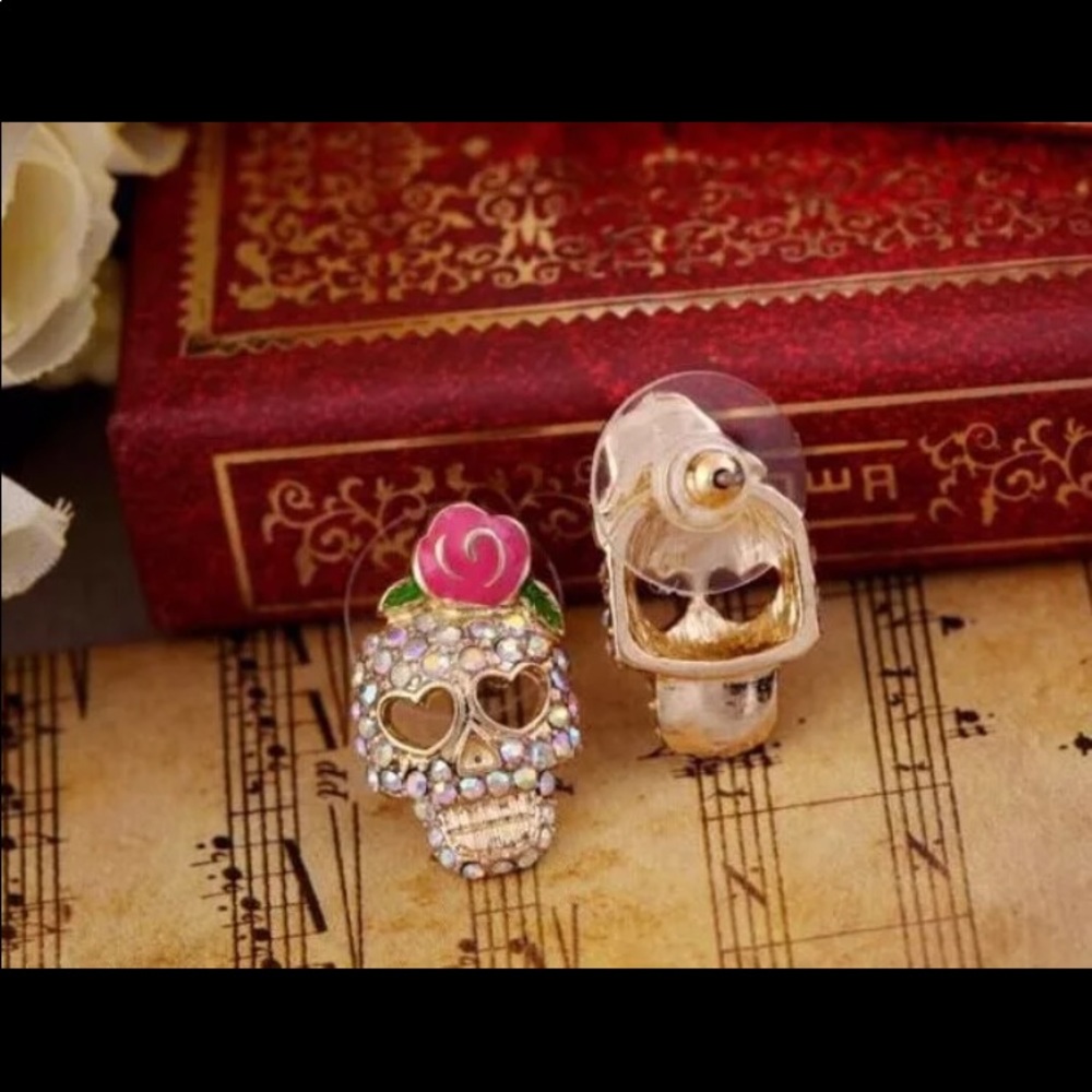 VINTAGE RHINESTONE CRYSTAL SKULL STUD EARRINGS - Picture 6 of 6